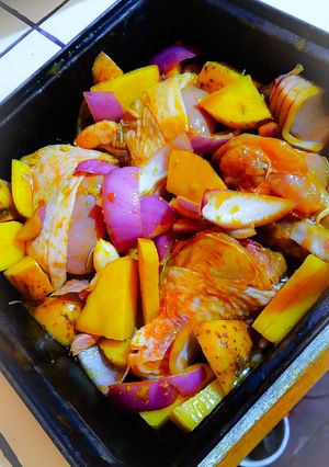 Una foto de Pollo al horno con papas asadas