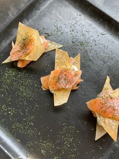Une photo de Bouchées croustillantes au Saumon fumé & crème citronnée à l’aneth