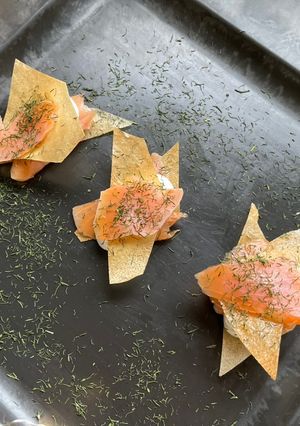 Une photo de Bouchées croustillantes au Saumon fumé & crème citronnée à l’aneth