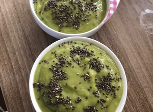 Hình của món Sinh tố bơ mãng cầu rắc chia cho bé +9m tuổi.