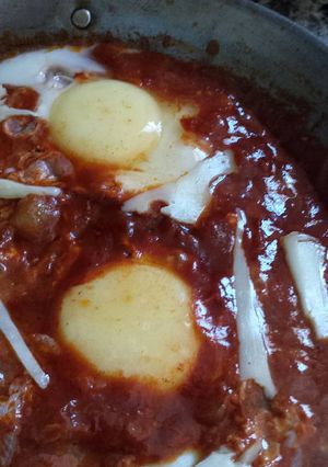 Una foto de Huevos en salsa