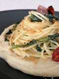 Spaghetti con cicoria su purea di fave