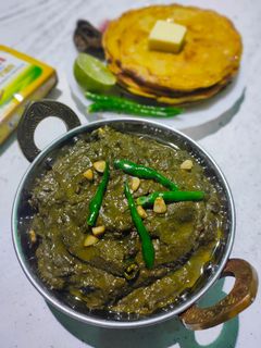 सरसों की साग मक्का की रोटी (sarson ka saag makka ki roti recipe in Hindi) रेसिपी मुख्य फोटो
