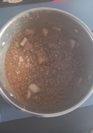 Una foto de Lentejas con chorizo y panceta o tocino
