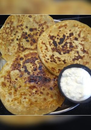 આલુ પરાઠા(alu parotha recipe in Gujarati) રેસીપી મુખ્ય ફોટો