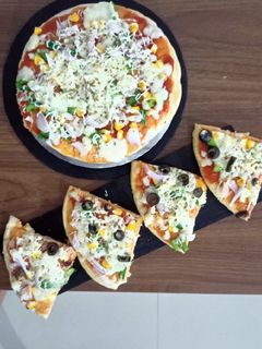 કોર્ન પીઝા (Corn Pizza Recipe In Gujarati) રેસીપી મુખ્ય ફોટો