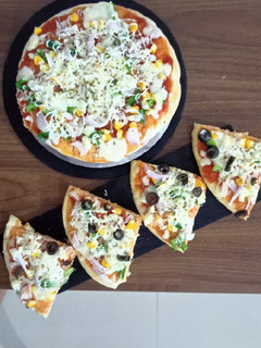 કોર્ન પીઝા (Corn Pizza Recipe In Gujarati) રેસીપી મુખ્ય ફોટો