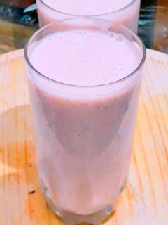 Una foto de Jugo de papaya, fresas y leche