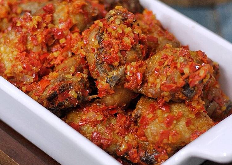 Resep Ayam Sambal Balado oleh evyjuly (moona's kitchen) - Cookpad