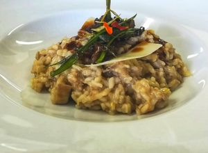 Una foto de Risotto de carrilleras y hongos..