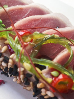 Una foto de Tataki de lomo de atún con soja, ajoblanco, kimchee.... 🔥🔥🔥