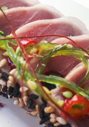 Una foto de Tataki de lomo de atún con soja, ajoblanco, kimchee.... 🔥🔥🔥