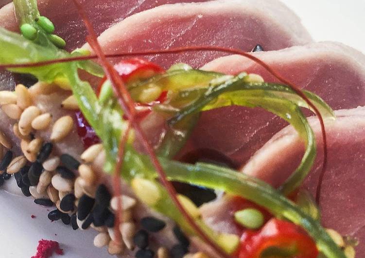 Tataki de lomo de atún con soja, ajoblanco, kimchee.... 🔥🔥🔥