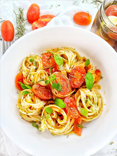 Una foto de Nidos de tallarines con tomates cherry macerados