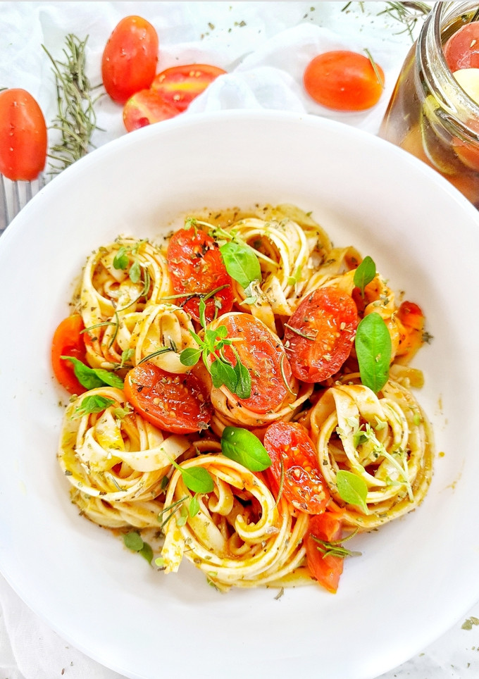Una foto de Nidos de tallarines con tomates cherry macerados