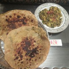 A picture of Methi ka bhurta or filling paratha.