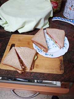 Una foto de Sándwich de fiambre con tomate, lechuga y mayonesa