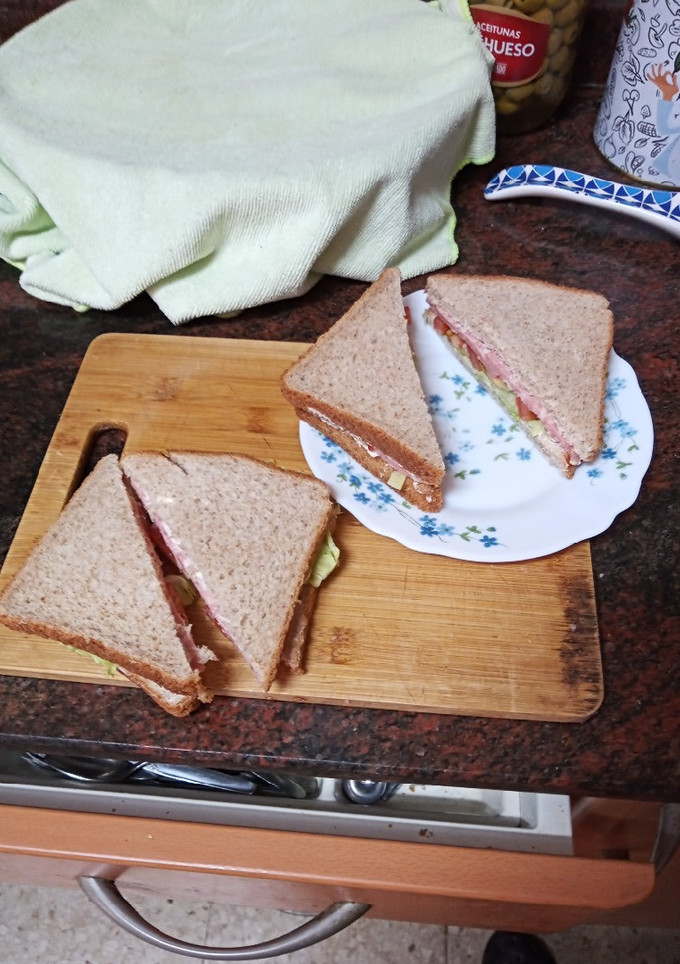 Una foto de Sándwich de fiambre con tomate, lechuga y mayonesa