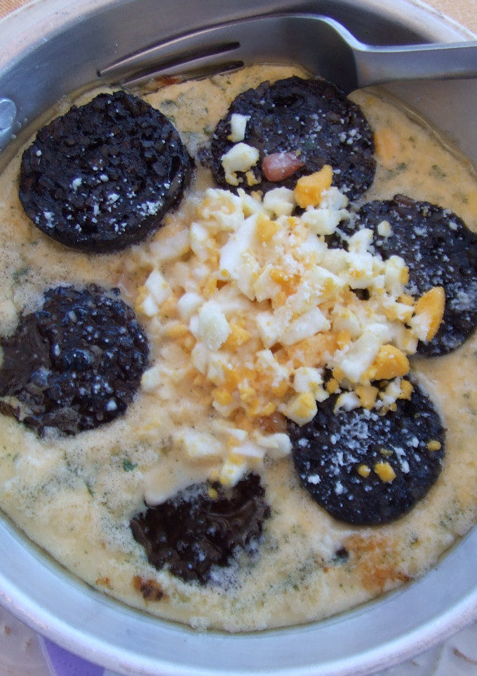 Una foto de Morcilla al horno con bacon (panceta) y huevo