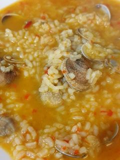 Una foto de Almejas con arroz