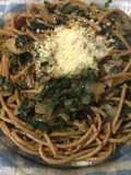 Fideos integrales con salteado de espinacas