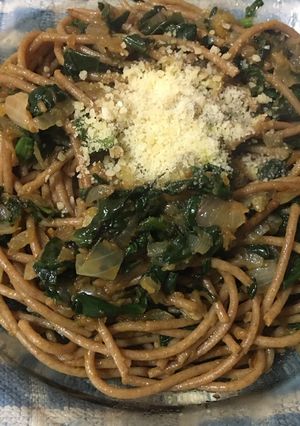 Una foto de Fideos integrales con salteado de espinacas