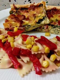 Una foto de Quiche de salchichas, jamón de pavo y espinacas con ensalada de pasta