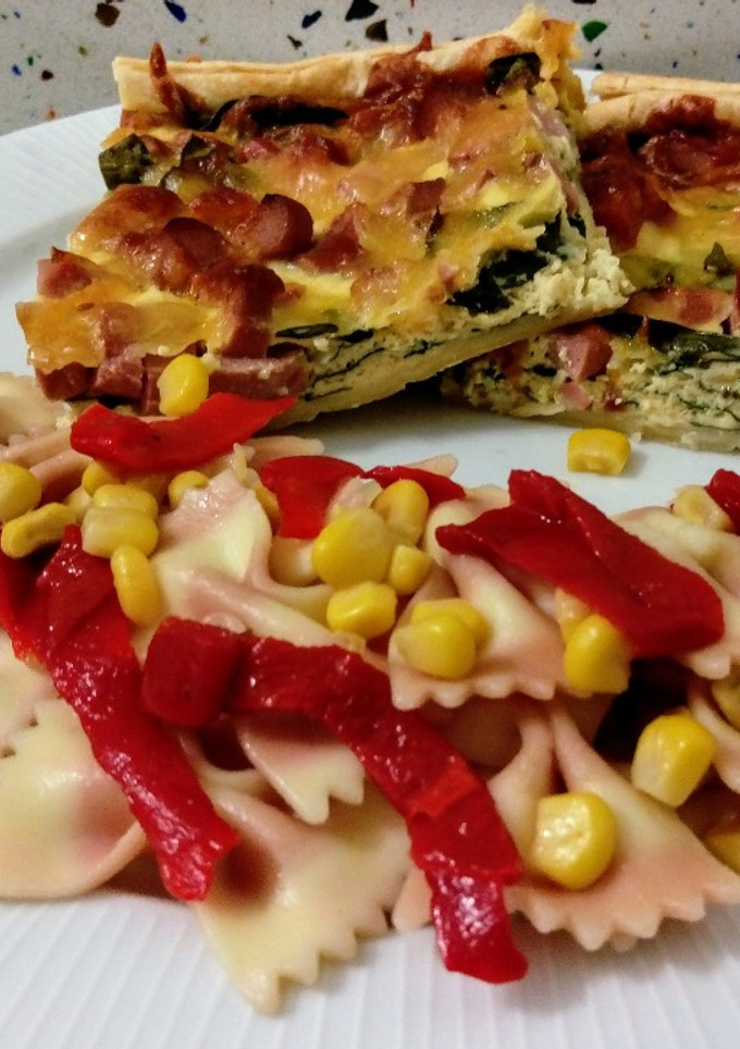 Una foto de Quiche de salchichas, jamón de pavo y espinacas con ensalada de pasta