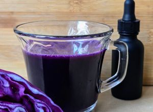 Una foto de Jugo de repollo morado con aceite de orégano 💜Jugo de lombarda o col morada por extractor 💜