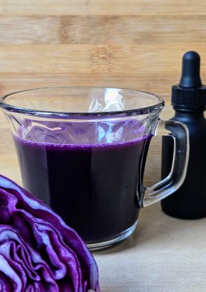 Una foto de Jugo de repollo morado con aceite de orégano 💜Jugo de lombarda o col morada por extractor 💜