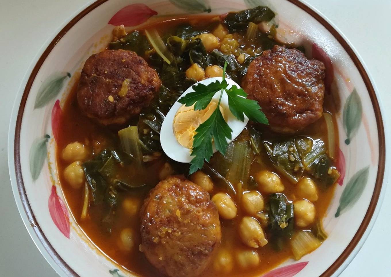Potaje de garbanzos y acelgas con albondigas de bacalao