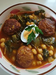 Una foto de Potaje de garbanzos y acelgas con albóndigas de bacalao