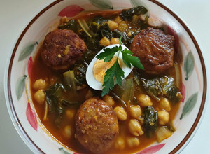 Foto principal de Potaje de garbanzos y acelgas con albóndigas de bacalao