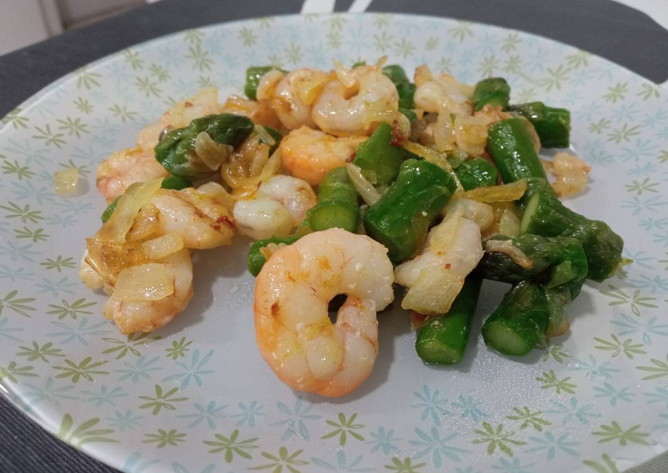 Salteado de gambas, cebolla y espárragos trigueros