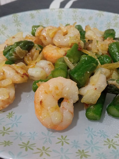 Una foto de Salteado de gambas, cebolla y espárragos trigueros