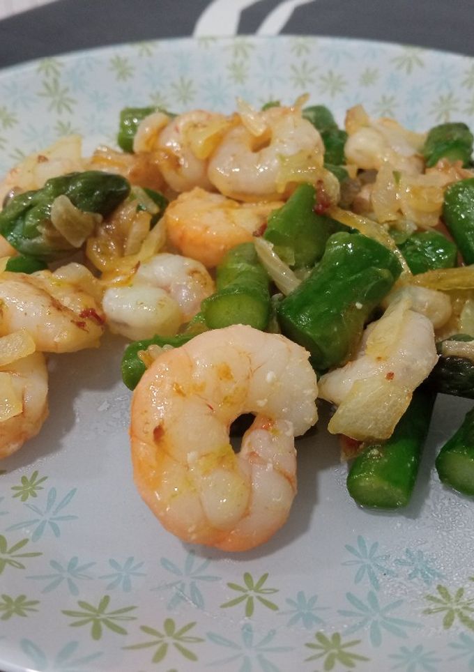 Una foto de Salteado de gambas, cebolla y espárragos trigueros