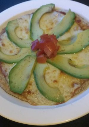 Una foto de Pizza integral con aguacate y muzzarella 🇲🇽