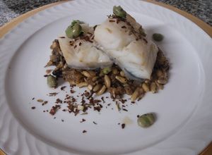 Foto principal de Bacallà cuinat a baixa temperatura sobre un llit de sofregit amb pols de vegetals,faves caramel·litzades  salsa de bolets