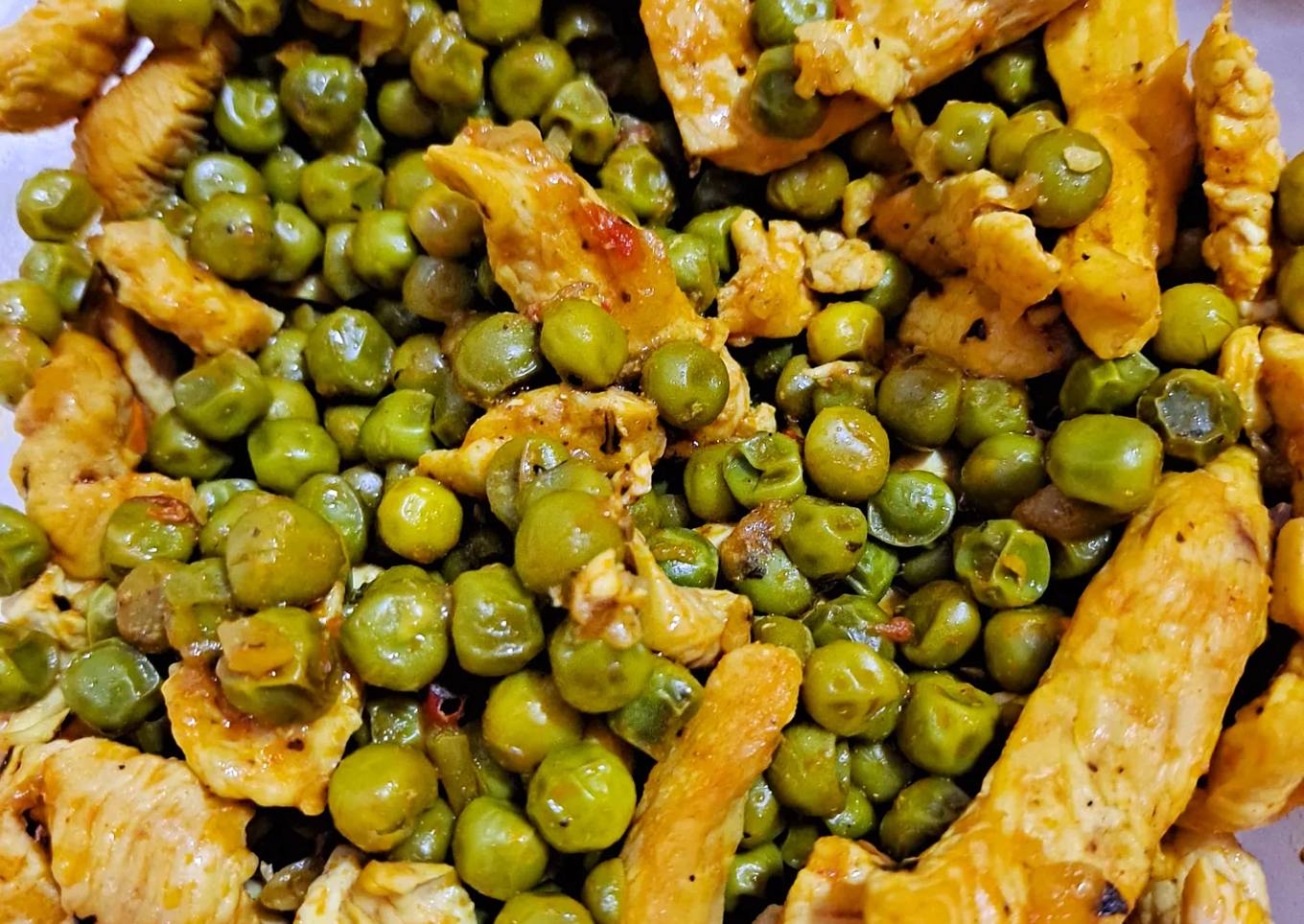 Guisantes con pollo y cúrcuma
