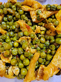 Una foto de Guisantes con pollo y cúrcuma