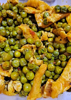 Una foto de Guisantes con pollo y cúrcuma