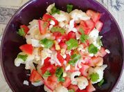 Una foto de ensalada con cilantro
