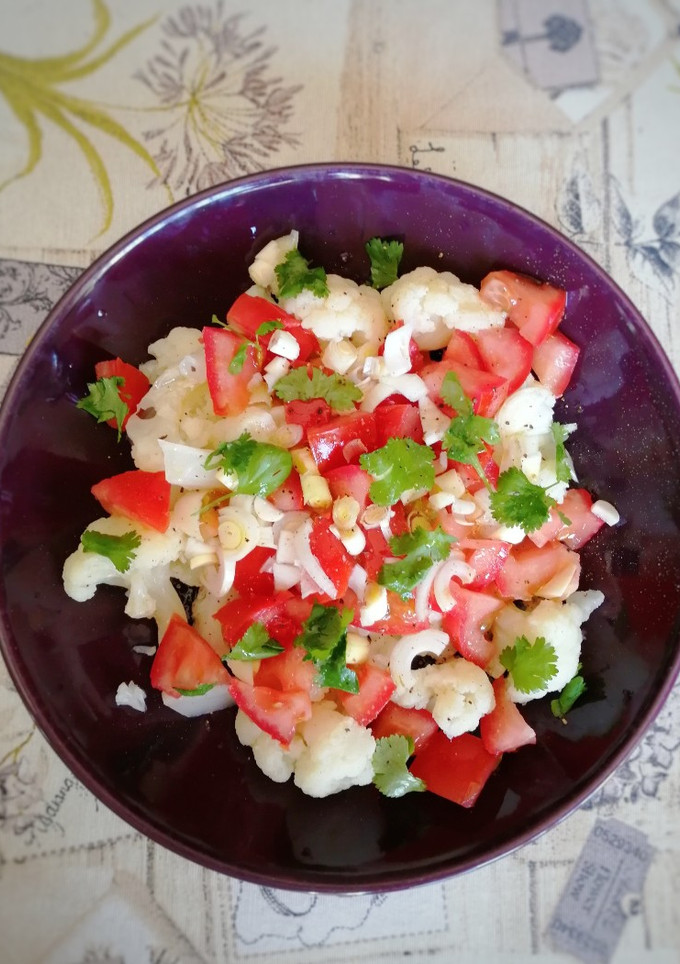 Una foto de Ensalada de coliflor con cilantro fresco