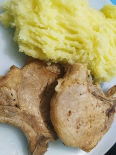Una foto de Chuletas de cerdo con puré de papas