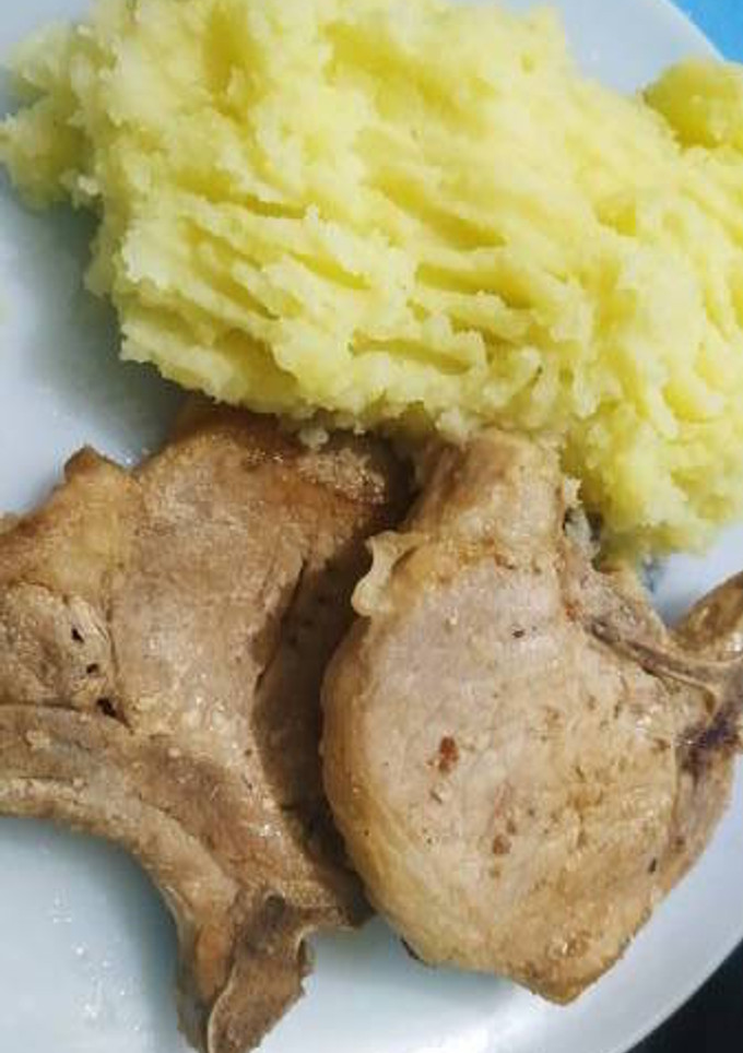 Una foto de Chuletas de cerdo con puré de papas