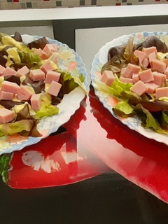 Una foto de Lechuga roble negro con chuletas de Sajonia