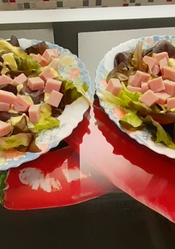 Una foto de Lechuga roble negro con chuletas de Sajonia