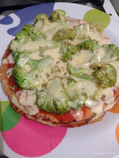Una foto de Pizza de brócoli, con base de garbanzos. En sartén