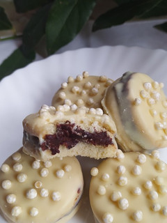 Una foto de Alfajorcitos Con Relleno de Dulce De Leche Y Chocolate