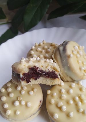 Una foto de Alfajorcitos Con Relleno de Dulce De Leche Y Chocolate